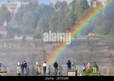 Arc-en-ciel au-dessus de la gorge du Niagara vu du côté américain des chutes Banque D'Images