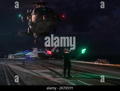 Le mécanicien de structures aéronautiques Airman James Elder, d'Auburn, en Géorgie, affecté aux « Tridents » de l'Escadron de combat de la mer (HSC) 9, signale à un MH-60s Knighthawk de atterrir sur le pont de vol du premier porte-avions de classe USS Gerald R. Ford (CVN 78), le 11 octobre 2022. Le groupe de grève des transporteurs Gerald R. Ford (GRFCSG) est déployé dans l'océan Atlantique, menant des formations et des opérations aux côtés des alliés et des partenaires de l'OTAN afin d'améliorer l'intégration pour les opérations futures et de faire la démonstration des États-Unis L’engagement de la Marine à l’égard d’une région de l’Atlantique pacifique, stable et exempte de conflits. (É.-U. Bleu marine photo par Banque D'Images