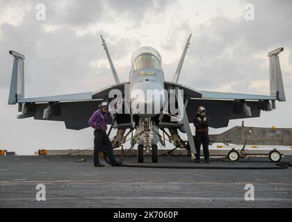 Aviation Boatswain's Mate (Fuels) Airman Nathan Weirum, à gauche, de Nampa (Idaho), affecté au premier transporteur aérien de sa catégorie USS Gerald R. Ford (CVN 78), Et le compagnon Airman Madison Appel, de Red Lion, en Pennsylvanie, affecté aux « Golden Warriors » du Strike Fighter Squadron (VFA) 87, prépare un F/A-18E Super Hornet pour les opérations de vol, le 11 octobre 2022. Le groupe de grève des transporteurs Gerald R. Ford (GRFCSG) est déployé dans l'océan Atlantique, menant des activités d'entraînement et des opérations aux côtés des alliés et des partenaires de l'OTAN afin d'améliorer l'intégration pour les opérations futures et Banque D'Images