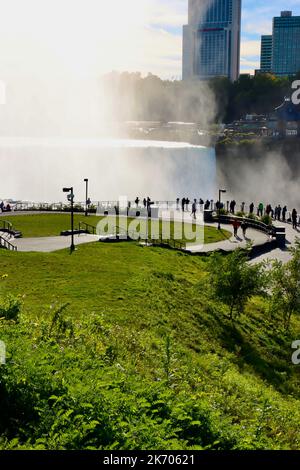 Parc national de Niagara Falls avec spectateurs et brume des chutes canadiennes. Banque D'Images