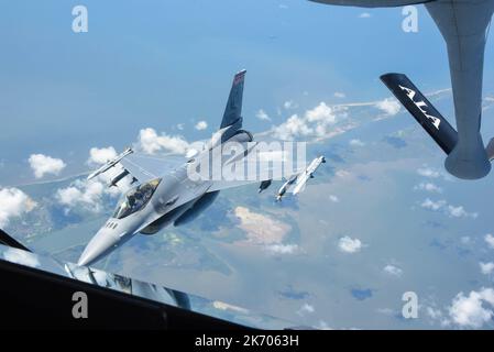 ÉTATS-UNIS Les faucons F-16 de la Force aérienne de l'aile 187th de la Garde nationale aérienne, Montgomery (Alabama), et les aigles F-15 de l'aile 159th de la Garde nationale aérienne, la Nouvelle-Orléans (Louisiane), sont ravitaillés en carburant par un KC-135 Stratotanker de l'aile 117th de ravitaillement en vol de la Garde nationale aérienne, sur 22 juillet 2022. L'équipage de conduite a porté un casque pendant le ravitaillement pour simuler un besoin d'oxygène. (Photos de la Garde nationale aérienne des États-Unis par Nicholas Faddis, un homme d'aviation principal.) Banque D'Images