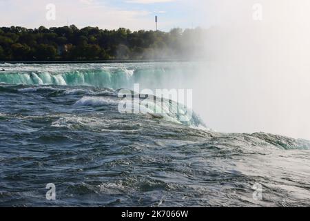 Les chutes canadiennes des chutes du Niagara vues du côté américain des chutes Banque D'Images