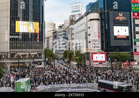 Tokyo, préfecture de Tokyo, Japon. 16th octobre 2022. 16 octobre 2022: Ville de Shibuya, Tokyo, JAPON: Le célèbre Scramble de Shibuya vu de la gare de Shibuya. Le Japon a récemment rouvert ses portes au tourisme après plus de deux ans d'interdiction de voyager en raison de la pandémie COVID-19. (Credit image: © Taidgh Barron/ZUMA Press Wire) Credit: ZUMA Press, Inc./Alamy Live News Banque D'Images