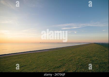 Soirée sur une digue sur la côte nord de l'Allemagne. Photo de haute qualité Banque D'Images