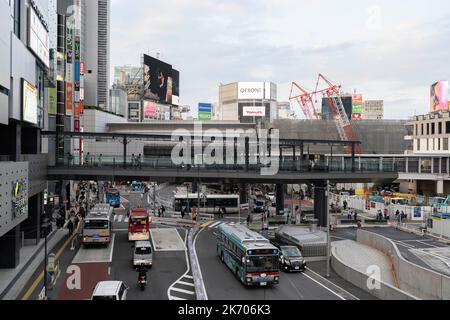 Tokyo, préfecture de Tokyo, Japon. 16th octobre 2022. 16 octobre 2022: Ville de Shibuya, Tokyo, JAPON: La gare de Shibuya JR est, une importante gare de transfert et quartier commercial à Tokyo avec transport multimodal, bus, trains, transport rapide, métro. Le Japon a récemment rouvert ses portes au tourisme après plus de deux ans d'interdiction de voyager en raison de la pandémie COVID-19. (Credit image: © Taidgh Barron/ZUMA Press Wire) Credit: ZUMA Press, Inc./Alamy Live News Banque D'Images