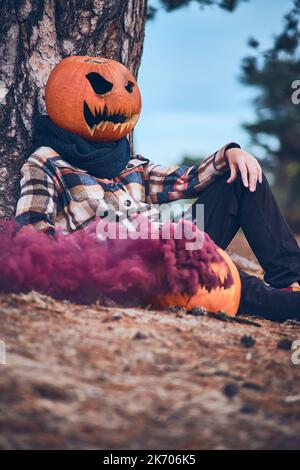 Personne avec tête de citrouille. Photo de haute qualité Banque D'Images