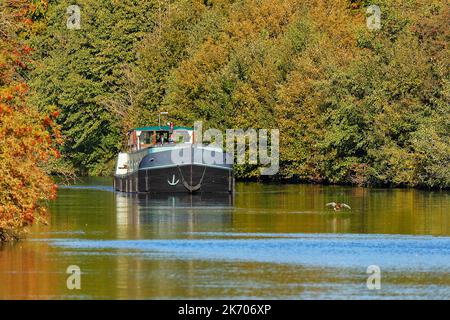 Une barge qui navigue le long de l'aire & Calder navigation à Woodlesford, Leeds, West Yorkshire, Royaume-Uni Banque D'Images