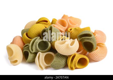 Pile de pâtes Lumaconi isolée sur fond blanc Banque D'Images