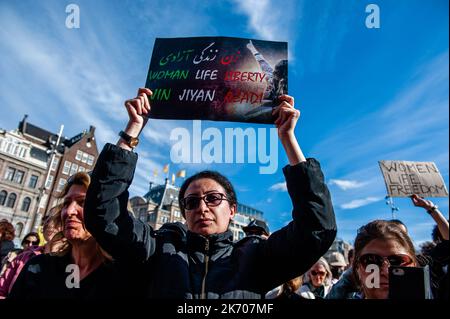 On voit une femme iranienne portant un écriteau avec les trois mots qui sont devenus un symbole de ces manifestations. Parce qu'aujourd'hui marque un mois depuis la mort en garde à vue de Mahsa Amini, Les diasporas kurdes, iraniennes et afghanes ont appelé à un rassemblement dans le centre-ville pour protester contre le régime islamique et contre l'oppression générale des femmes. En Iran, les manifestations se poursuivent, malgré une répression brutale de la part des autorités, que les Iraniens affirment avoir fait plus de 200 morts dans le dossier de la justice et des droits de l'homme. Banque D'Images