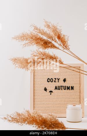 Inscription d'automne sur le tableau des lettres. Un automne agréable. Hygge, ambiance chaleureuse automnale, concept de confort. Banque D'Images