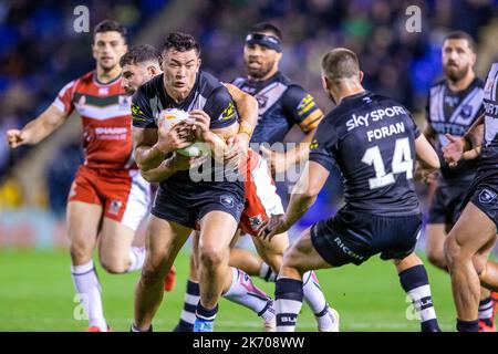 Warrington, Royaume-Uni. 16th octobre 2022 ; Stade Halliwell Jones, Warrington, Angleterre : coupe du monde de rugby en Nouvelle-Zélande contre le Liban ; Josepu Manu de Nouvelle-Zélande est abordé Credit: Action plus Sports Images/Alamy Live News Banque D'Images