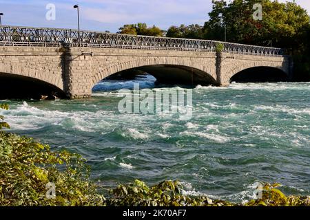 La rivière se trouve au-dessus des chutes américaines à Niagara Falls et du pont menant à Goat Island Banque D'Images