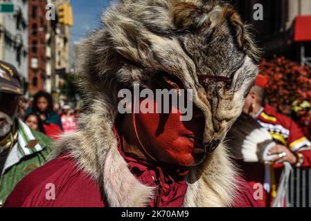 New York, New York, États-Unis. 15th octobre 2022. Les peuples autochtones participent au premier défilé annuel des peuples autochtones des Amériques à New York, New York, États-Unis 15 octobre 2022. (Image de crédit : © Stephanie Keith/ZUMA Press Wire) Banque D'Images