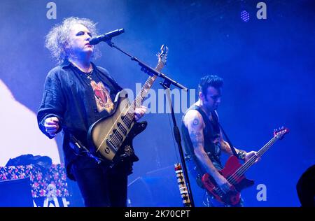 Hambourg, Allemagne. 16th octobre 2022. Robert Smith (l), le leader de « The Cure », et le bassiste Simon Gallup jouent avec le groupe à Barclays Arena. « The Cure » ont commencé leur tournée européenne. Credit: Daniel Bockwoldt/dpa/Alay Live News Banque D'Images