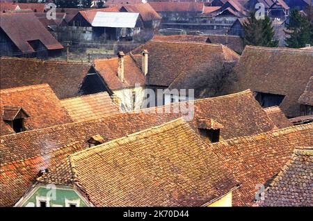 Toit en tuiles de maisons saxonnes à Cata, comté de Brasov, Roumanie, environ 2000 Banque D'Images