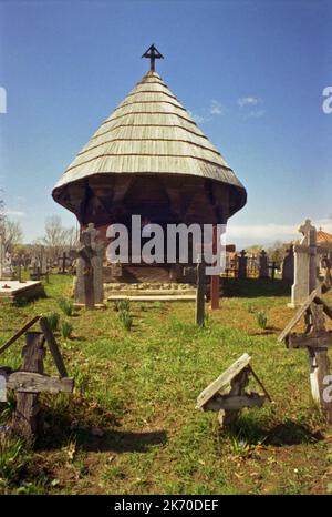 Hobita, Comté de Gorj, Roumanie, 2000. Vue extérieure de l'église chrétienne orthodoxe en bois du 18th siècle, monument historique. Banque D'Images