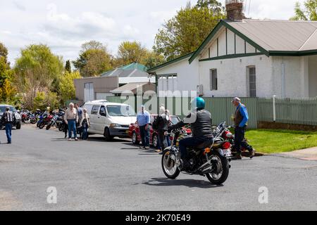 Classic vintage Kawasaki Z1 900 moto modèle 1974 dans le village historique de Millthorpe, Nouvelle-Galles du Sud, Australie, faisant partie du club de moto Orange Banque D'Images