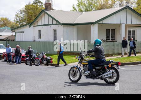 Classic vintage Kawasaki Z1 900 moto modèle 1974 dans le village historique de Millthorpe, Nouvelle-Galles du Sud, Australie, faisant partie du club de moto Orange Banque D'Images