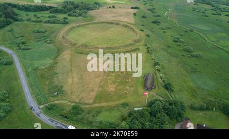 Vue aérienne autour des ruines du château de l'anneau viking de Fyrkat - tir de drone Banque D'Images