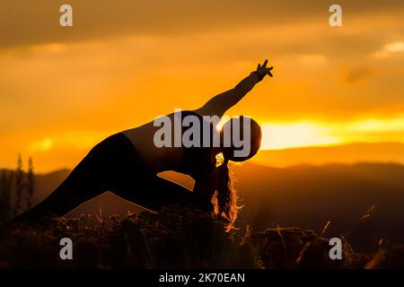 Carbondale Colorado Yoga pose au coucher du soleil - 3 Banque D'Images