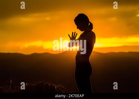 Carbondale Colorado Yoga pose au coucher du soleil - 1 Banque D'Images