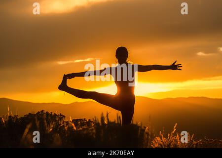 Carbondale Colorado Yoga pose au coucher du soleil - 2 Banque D'Images