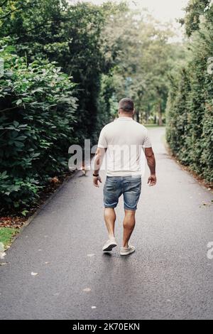 Homme solitaire passant du temps dans un parc Banque D'Images