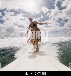 KATE BOSWORTH, MATTHEW DAVIS, BLUE CRUSH, 2002 Banque D'Images