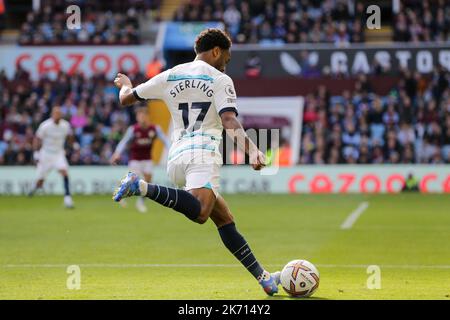 Birmingham, Royaume-Uni. 16th octobre 2022. Raheem Sterling #17 de Chelsea traverse le ballon pendant le match de Premier League Aston Villa vs Chelsea à Villa Park, Birmingham, Royaume-Uni, 16th octobre 2022 (photo de Phil Bryan/News Images) à Birmingham, Royaume-Uni le 10/16/2022. (Photo de Phil Bryan/News Images/Sipa USA) Credit: SIPA USA/Alay Live News Banque D'Images