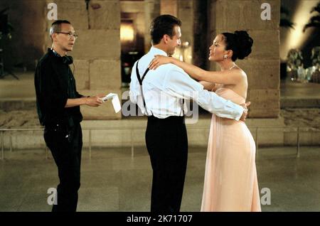 WAYNE WANG, Ralph Fiennes, Jennifer Lopez, MAID IN MANHATTAN, 2002 Banque D'Images