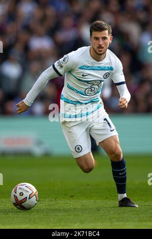 Birmingham, Royaume-Uni. 16th octobre 2022. Mason Mount #19 de Chelsea court avec le ballon pendant le match de Premier League Aston Villa vs Chelsea à Villa Park, Birmingham, Royaume-Uni, 16th octobre 2022 (photo de Phil Bryan/News Images) à Birmingham, Royaume-Uni le 10/16/2022. (Photo de Phil Bryan/News Images/Sipa USA) Credit: SIPA USA/Alay Live News Banque D'Images