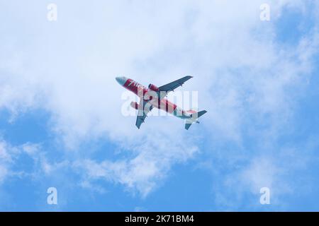 Bangkok, Thaïlande. 28 février, 2017 ; Airbus A330-343 AirAsia X thaïlandais Reg HS-XTE sur l'approche finale à l'aéroport international Don mueang avec ciel bleu b Banque D'Images