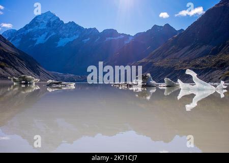 Lac Tasman Glacier avec icebergs flottants géants, parc national Aoraki Mount Cook, Nouvelle-Zélande. Mt Cook menace dans les nuages Banque D'Images