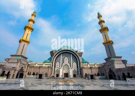 Vue sur Masjid Wilayah Kuala Lumpur dans le ciel bleu Banque D'Images