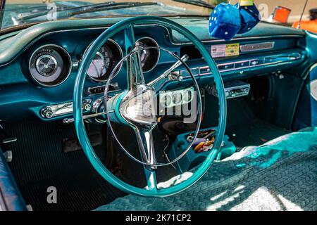 Falcon Heights, MN - 19 juin 2022 : vue détaillée de l'intérieur d'une berline Catalina 4 portes 1959 de Pontiac lors d'un salon automobile local. Banque D'Images