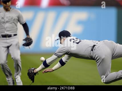 Cleveland, États-Unis. 16th octobre 2022. New York Yankees Josh Donaldson atteint pour une mouche pop par Cleveland Guardians Jose Ramirez dans le troisième repas dans le jeu quatre de leur série de division de ligue américaine au progressive Field à Cleveland, Ohio, le dimanche, 16 octobre 2022. Ramirez a été crédité d'un coup mais a été pris hors de base et jeté. Photo par Aaron Josefczyk/UPI. Crédit : UPI/Alay Live News Banque D'Images