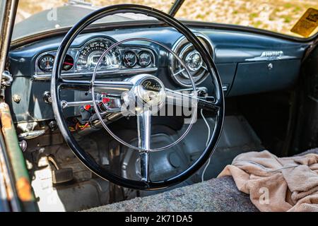 Falcon Heights, MN - 19 juin 2022 : vue détaillée de l'intérieur d'un coupé à toit rigide en série argent 1950 de Pontiac lors d'un salon automobile local. Banque D'Images