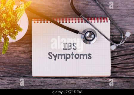 Symptômes de l'IBS mot sur le carnet, stéthoscope et plan vert Banque D'Images