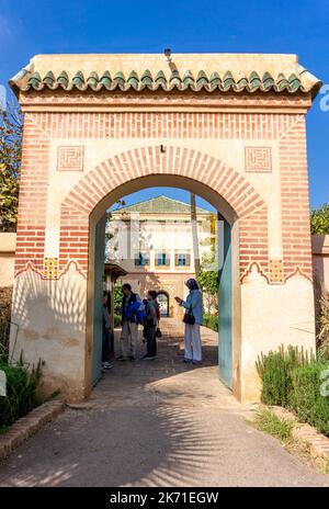 Jardins de Menara, oliviers anciens, palais et lac à Marrakech, 1 décembre 2019. Banque D'Images