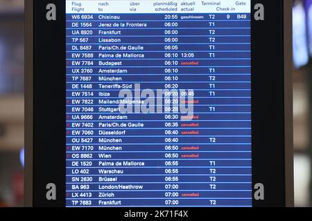 Hambourg, Allemagne. 16th octobre 2022. Les annulations de vol sont annoncées sur les panneaux d'affichage à l'aéroport de Hambourg. Le Vereinigung Cockpit (syndicat des pilotes) a demandé aux pilotes d'Eurowinds de quitter le poste de 00 h 00 du lundi (17 octobre) au mercredi (19 octobre) inclusivement. L'action industrielle a commencé comme prévu, a déclaré un porte-parole du syndicat des pilotes de Vereinigung Cockpit (VC). Aucune autre offre n'a été soumise. Crédit : Bodo Marks/dpa/Alay Live News Banque D'Images