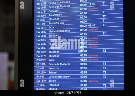 Hambourg, Allemagne. 16th octobre 2022. Les annulations de vol sont annoncées sur les panneaux d'affichage à l'aéroport de Hambourg. Le Vereinigung Cockpit (syndicat des pilotes) a demandé aux pilotes d'Eurowinds de quitter le poste de 00 h 00 du lundi (17 octobre) au mercredi (19 octobre) inclusivement. L'action industrielle a commencé comme prévu, a déclaré un porte-parole du syndicat des pilotes de Vereinigung Cockpit (VC). Aucune autre offre n'a été soumise. Crédit : Bodo Marks/dpa/Alay Live News Banque D'Images