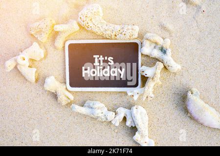 C'est le texte de vacances écrit sur tableau noir, sur la plage Banque D'Images