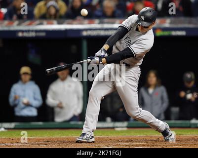 Cleveland, États-Unis. 16th octobre 2022. New York Yankees Anthony Rizzo frappe un double dans le sixième match contre les Gardiens de Cleveland dans le quatrième jeu de leur série de division de la Ligue américaine au progressive Field à Cleveland, Ohio, le dimanche, 16 octobre 2022. Photo par Aaron Josefczyk/UPI crédit: UPI/Alay Live News Banque D'Images