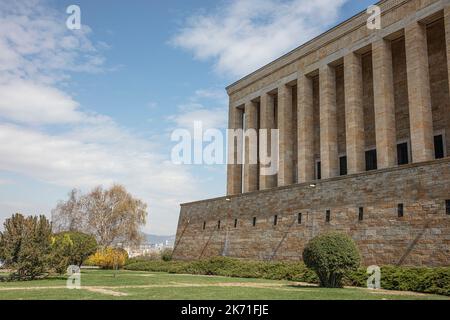 Vue SUR ANITKABIR avec beau ciel bleu. Anitkabir est le mausolée de Mustafa Kemal Ataturk. Ankara, Turquie. Banque D'Images