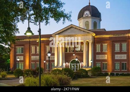 Hôtel de ville et palais de justice de Snellville au crépuscule à Snellville, Géorgie, juste à l'est d'Atlanta. (ÉTATS-UNIS) Banque D'Images