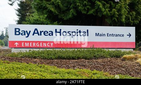 Coos Bay, OREGON, États-Unis - 18 septembre 2022; panneau de l'hôpital de la région de la baie à Coos Bay, Oregon, avec flèche pour l'entrée principale et l'urgence Banque D'Images