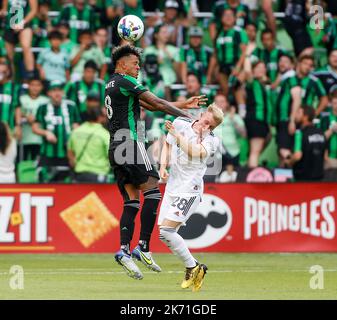 Austin, Texas, États-Unis. 16 octobre 2022: Le défenseur du FC d'Austin Julio Cascante (18) dirige le ballon sur le vrai défenseur du Lac salé Jasper Löffelsend (28) lors d'un premier match de Playoff de la coupe MLS le 16 octobre 2022 à Austin, Texas. Austin FC a remporté des tirs au but. (Credit image: © Scott Coleman/ZUMA Press Wire) Credit: ZUMA Press, Inc./Alamy Live News Banque D'Images