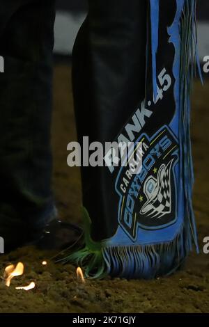 GLENDALE, AZ - OCTOBRE 15: Les cow-boys de Caroline sont présentés à la foule pendant les jours de Rider de crête de PBR à la Desert Diamond Arena sur 15 octobre 2022 à Glendale, AZ, États-Unis.(photo par Alejandro Salazar/PxImages) Credit: PX Images/Alamy Live News Banque D'Images