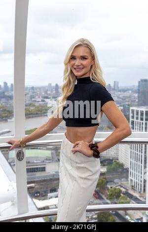 Londres, Royaume-Uni. 15th octobre 2022. Abbie Quinnen sur le London Eye lors du lancement de Sky Dancer Doll Toys à Londres. Crédit : SOPA Images Limited/Alamy Live News Banque D'Images