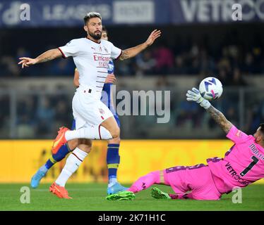 Vérone, Italie. 16th octobre 2022. Olivier Giroud (L), d'AC Milan, tire devant Lorenzo Montipo, gardien de but de Vérone, lors d'un match de football entre l'AC Milan et Hellas Vérone à Vérone, en Italie, le 16 octobre 2022. Credit: Daniele Mascolo/Xinhua/Alay Live News Banque D'Images